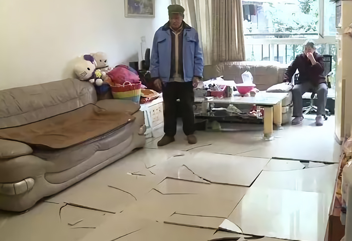 渝北的一戶居民家中，地上的瓷磚連續(xù)爆裂六小時.jpg